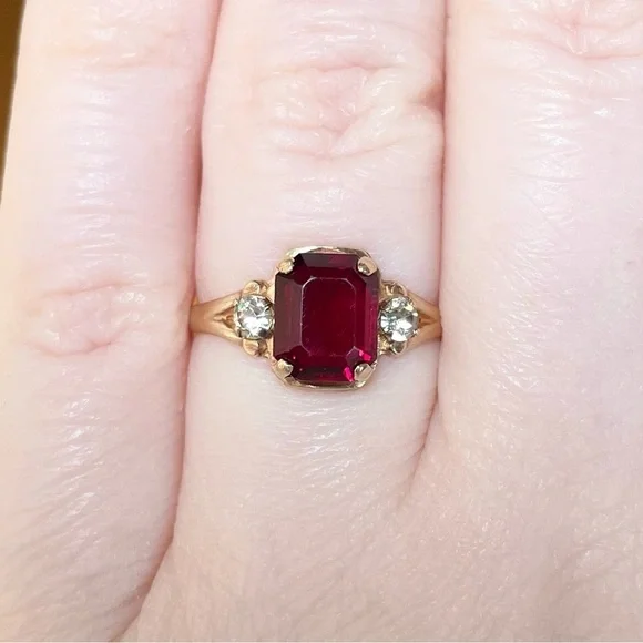 10K Vintage PSCO Red Glass Rhinestone dark red garnet emerald cut statement ring - Picture 6 of 11